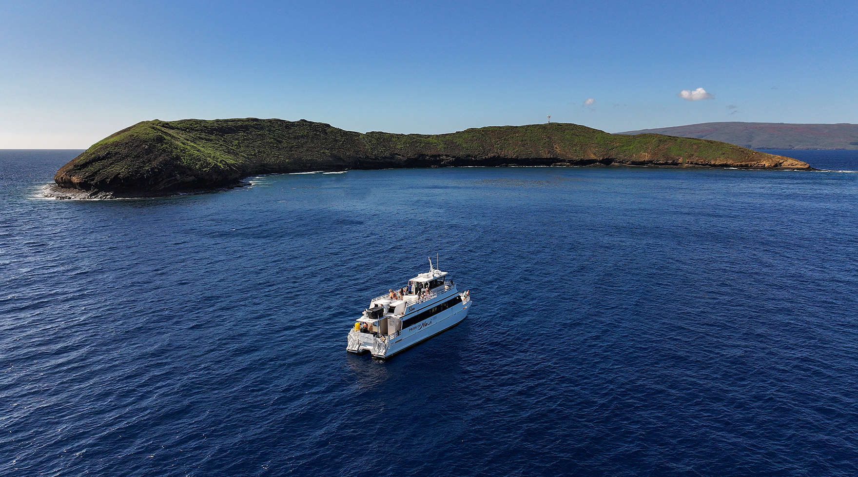 Wide aerial-style view of ‘Elua approaching Molokini Crater